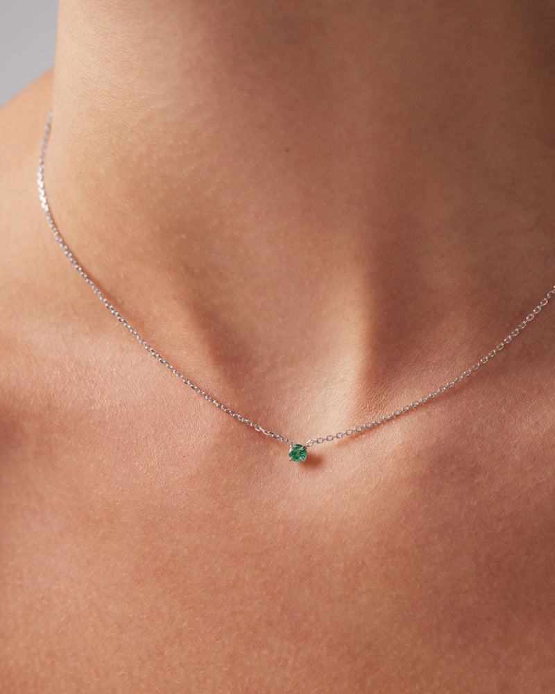 Emerald necklace in white gold | KLENOTA
