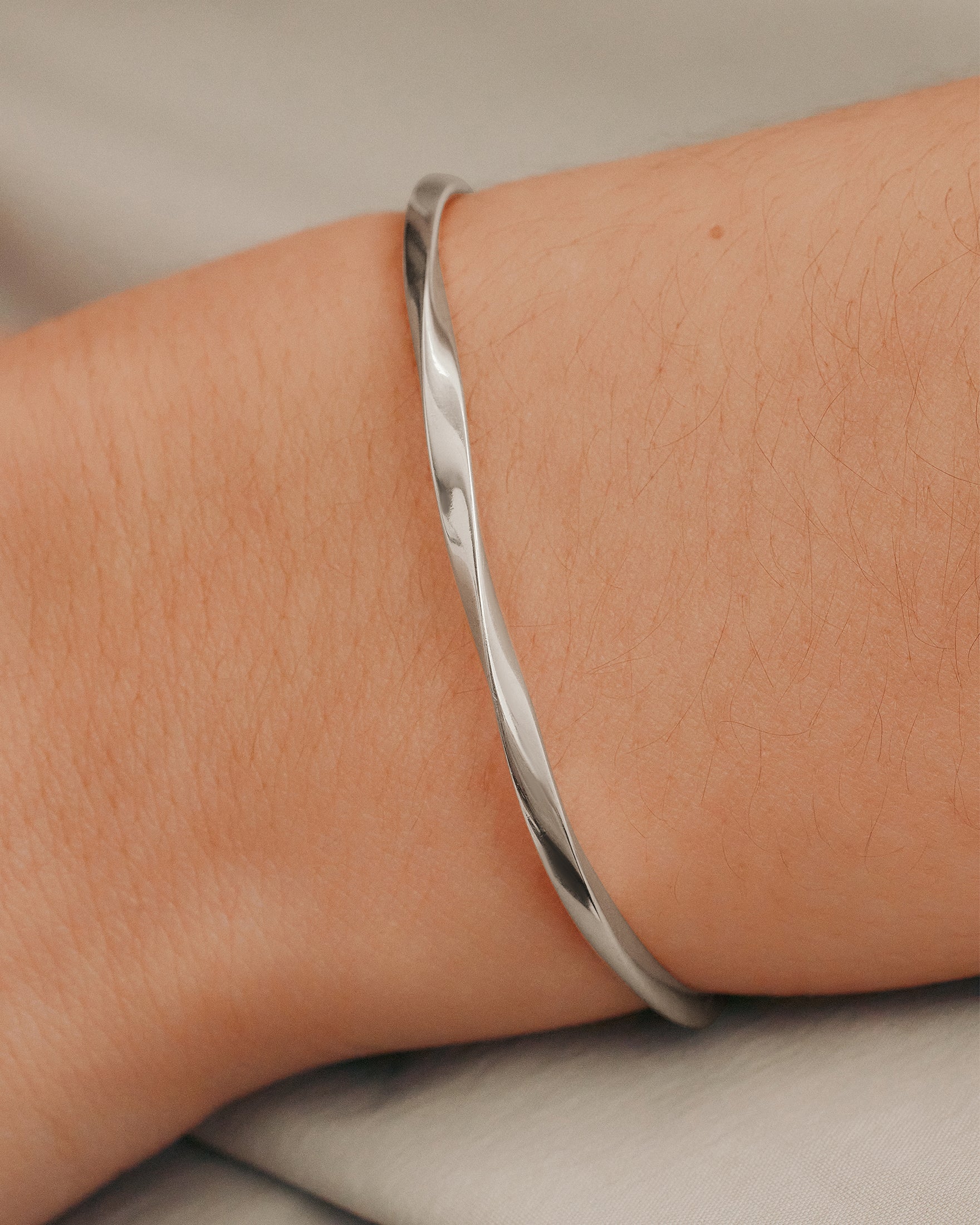 Twisted Pipi Bangle | Silver | Sarah & Sebastian – SARAH & SEBASTIAN