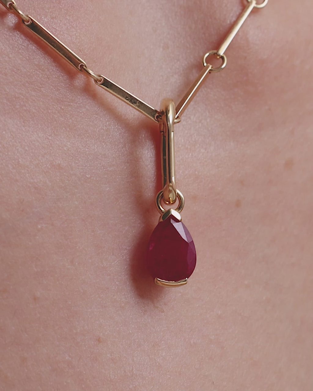 SARAH & SEBASTIAN Ruby Carabiner in Yellow Gold — detail view