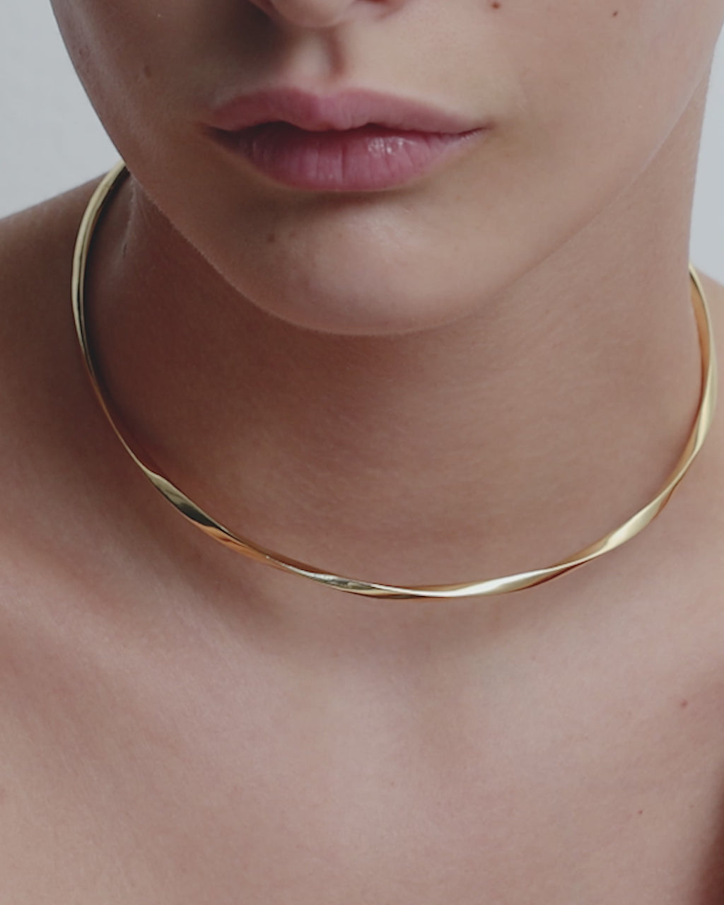 SARAH & SEBASTIAN Twisted Pipi Choker in Yellow Gold — detail view