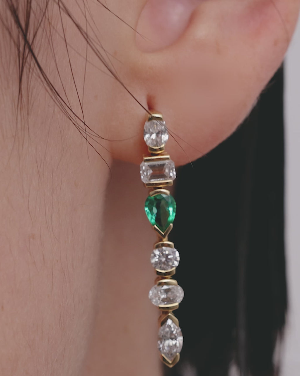SARAH & SEBASTIAN Divers Earrings in Yellow Gold — detail view