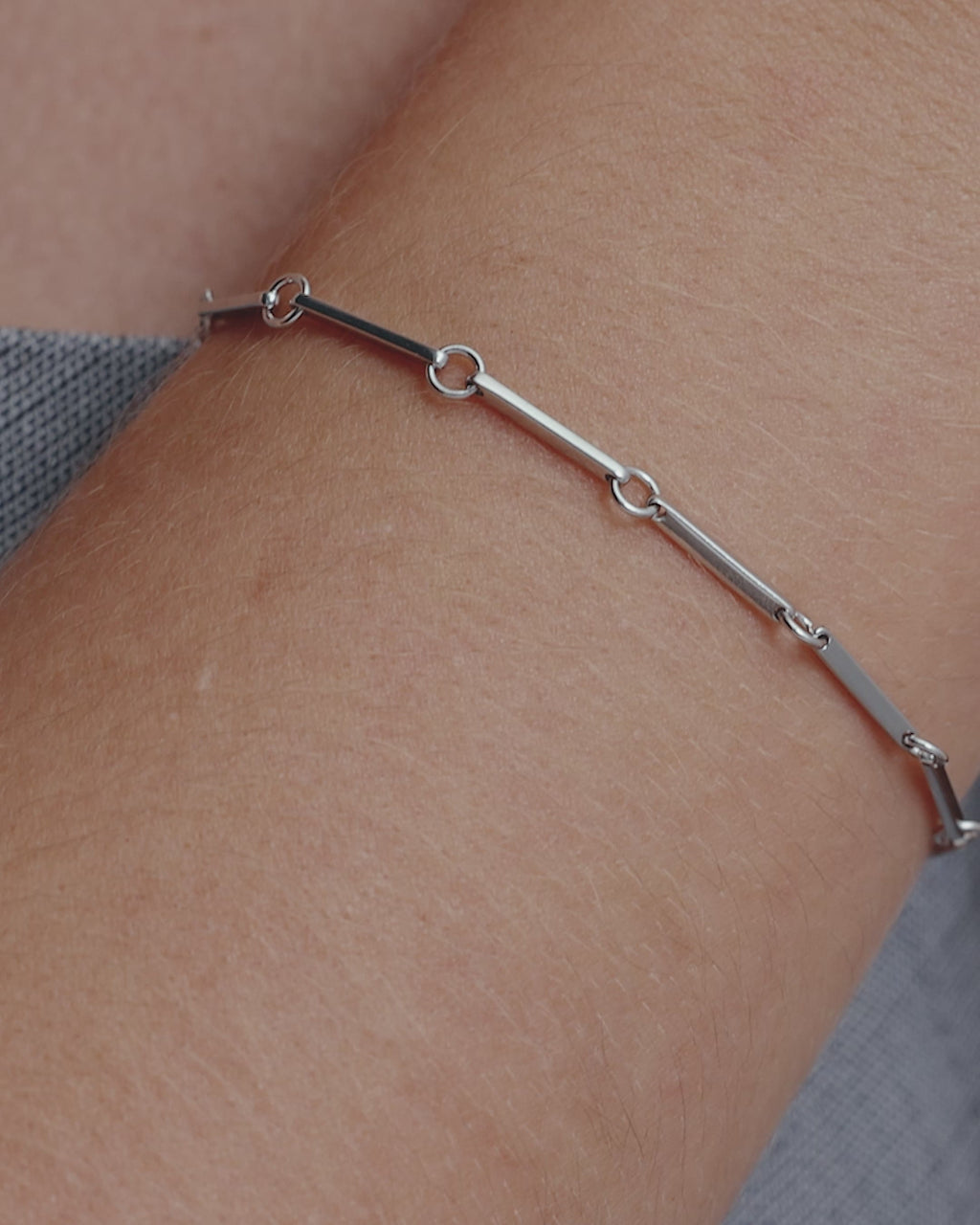 SARAH & SEBASTIAN Bar Chain Bracelet in White Gold — detail view