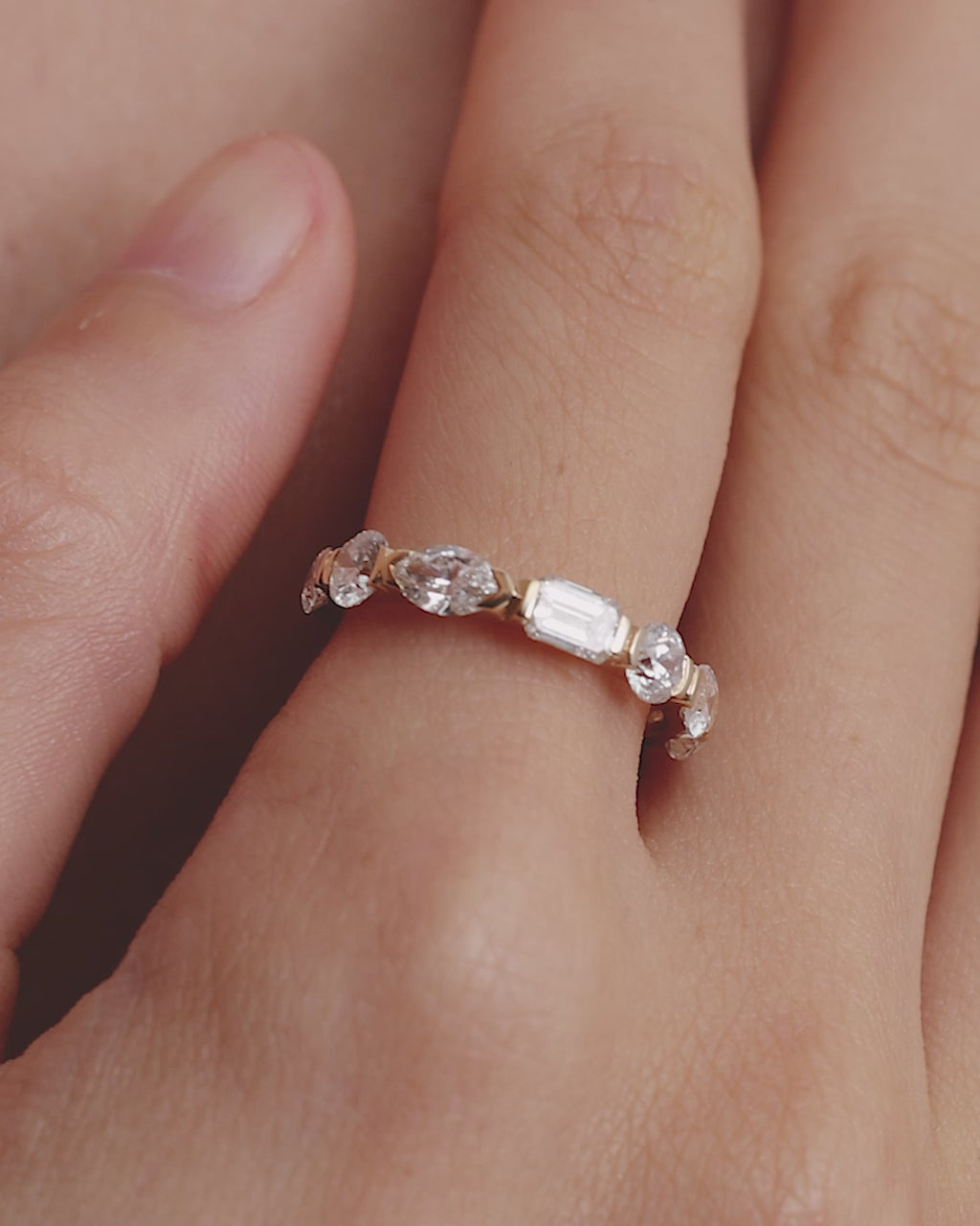 SARAH & SEBASTIAN Divers Ring in Yellow Gold — detail view