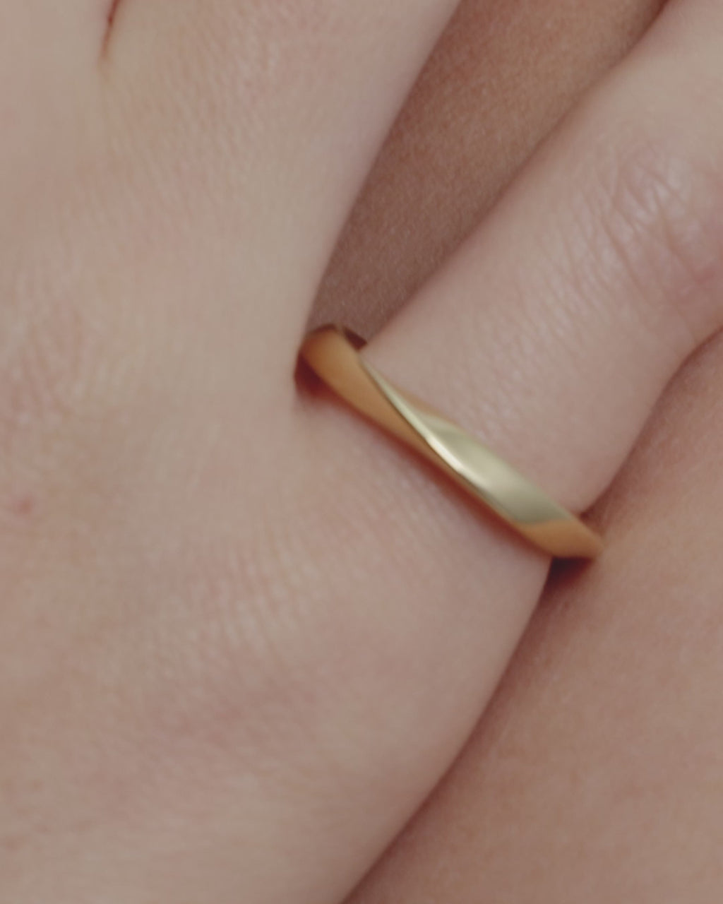SARAH & SEBASTIAN Twisted Pipi Ring in Yellow Gold — detail view