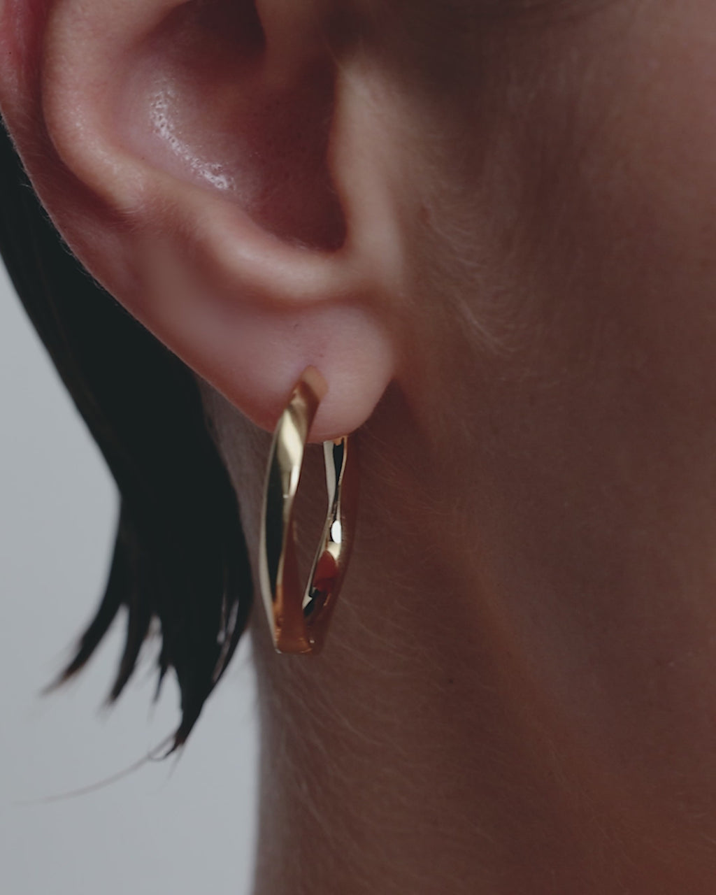 SARAH & SEBASTIAN Twisted Pipi Hoops in Yellow Gold — detail view