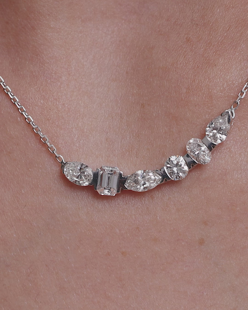 SARAH & SEBASTIAN Divers Necklace in White Gold — detail view