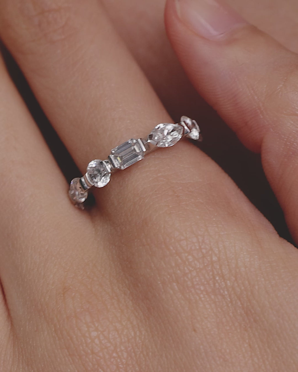 SARAH & SEBASTIAN Divers Ring in White Gold — detail view