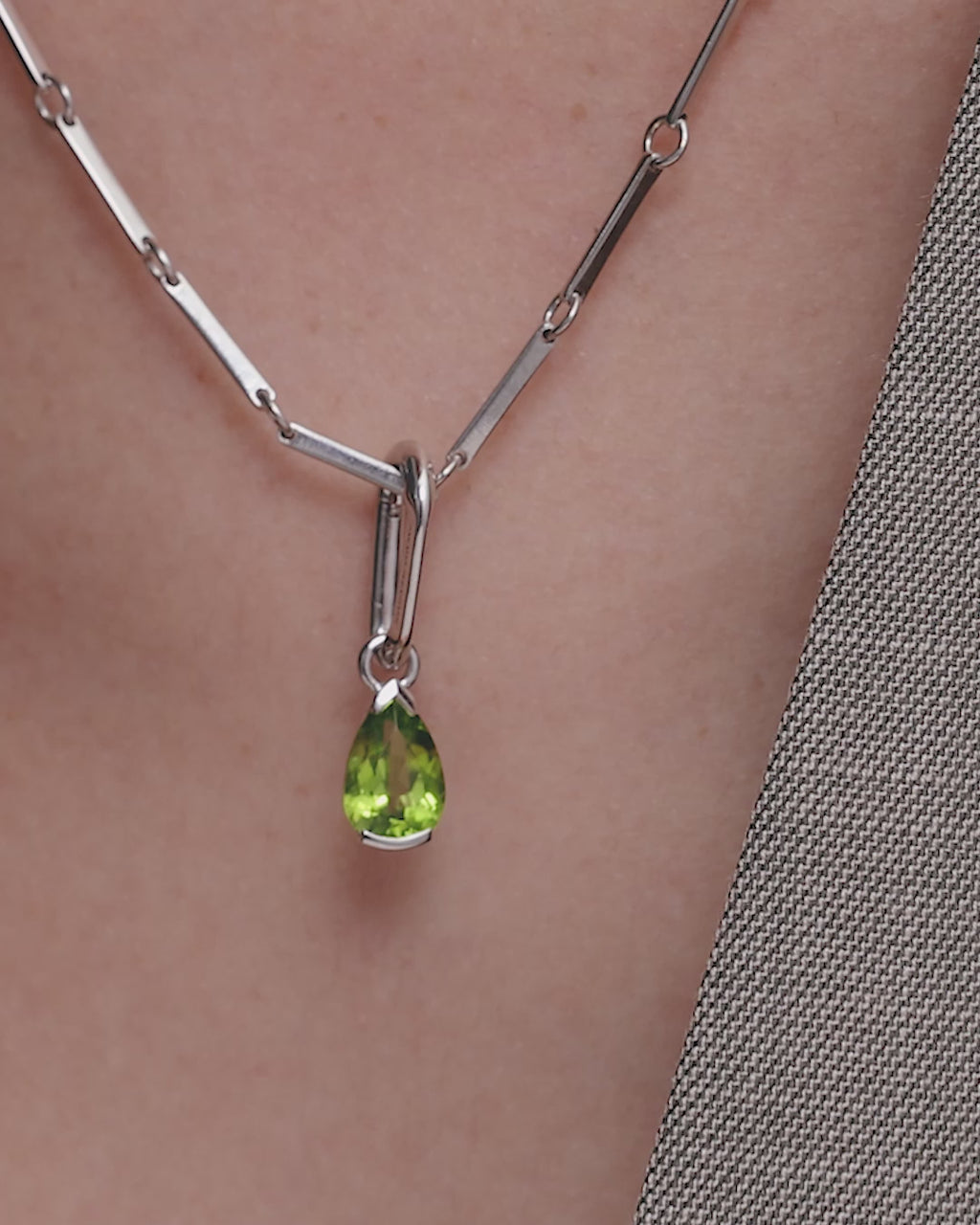 SARAH & SEBASTIAN Peridot Carabiner in White Gold — detail view