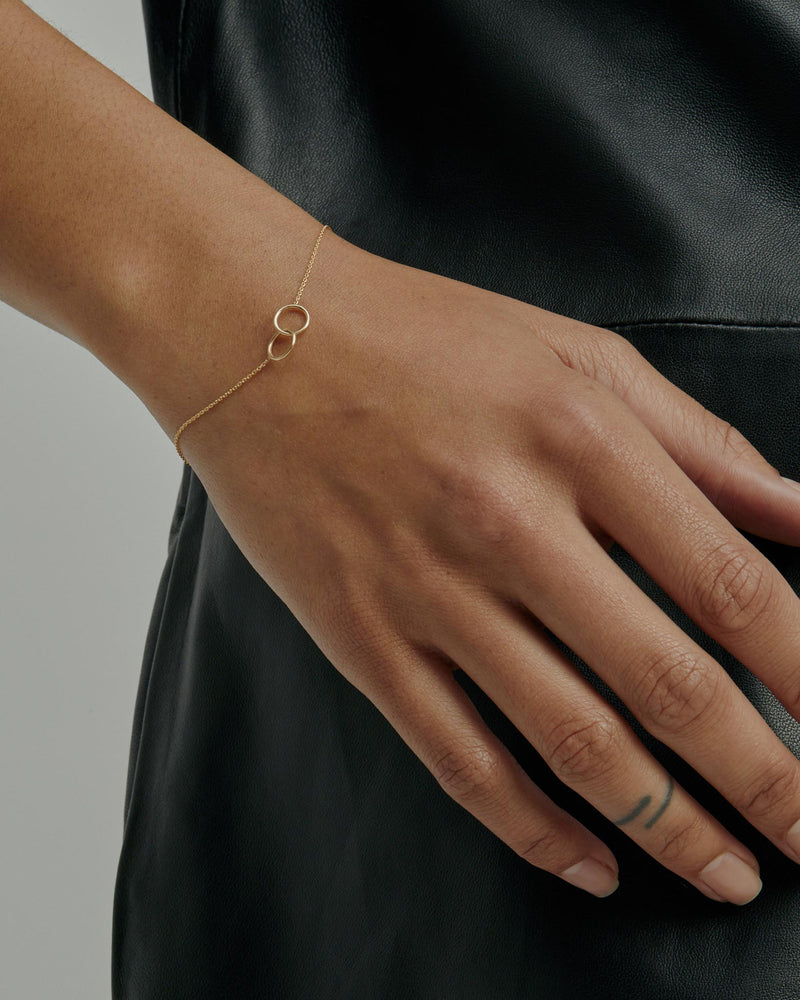 Interlocking Ringed Bracelet Gold | Sarah & Sebastian onBody